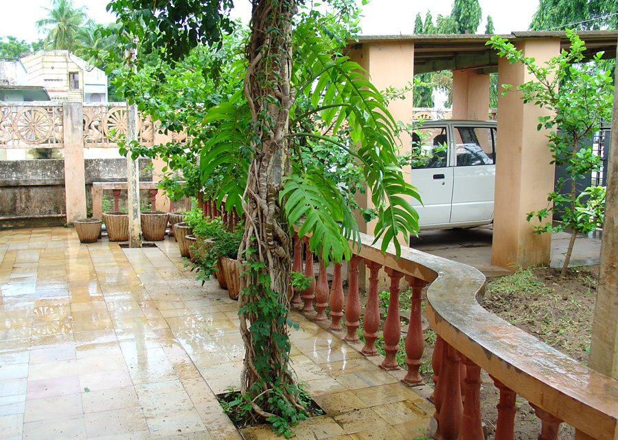 Front Courtyard of a home (Frenchpeta, Machilipatnam) by RaviGa