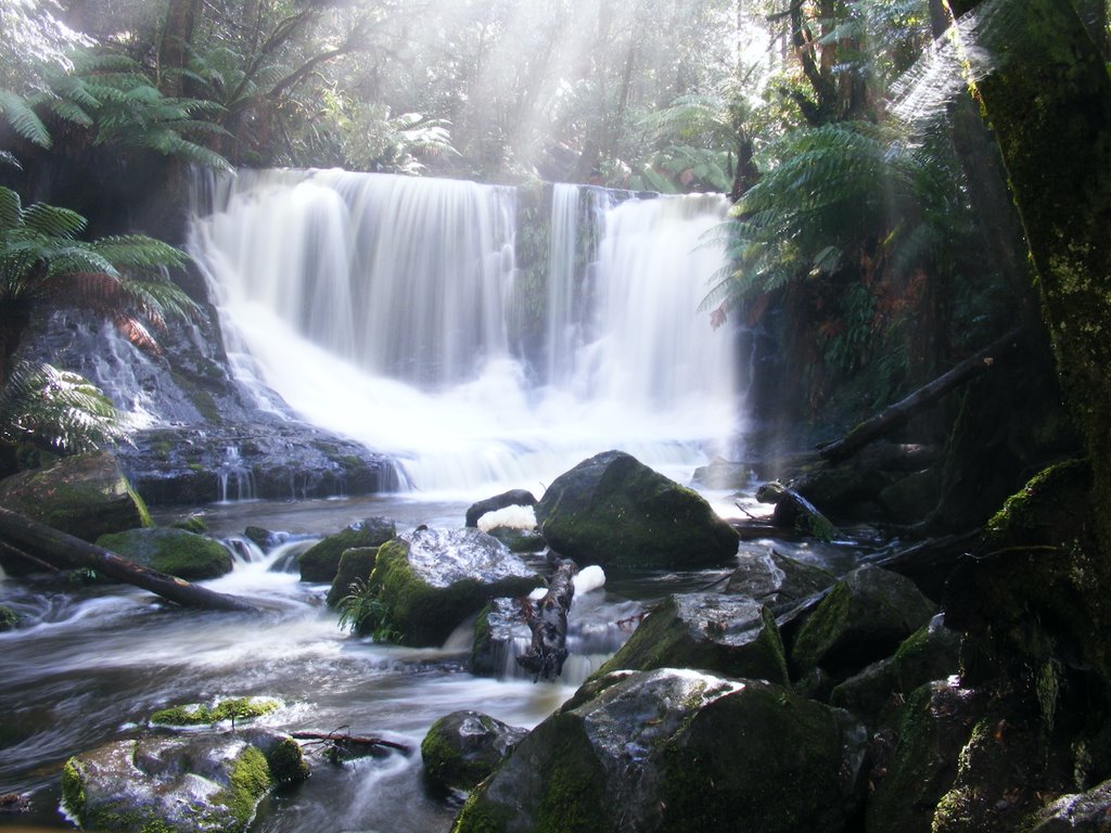 Horseshoe Falls by Mogernda