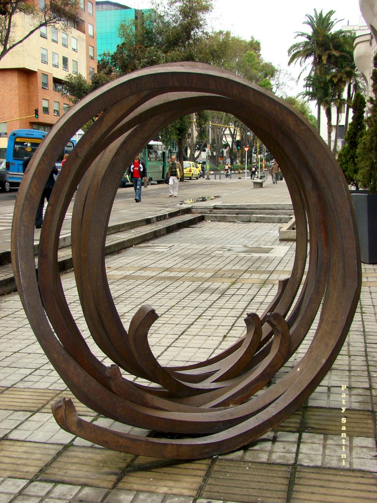 Escultura en la 82, Bogotá, Colombia. by Patricia Santini