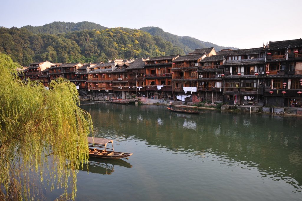 Fenghuang, Xiangxi, Hunan, China by 拍照片只发往谷歌