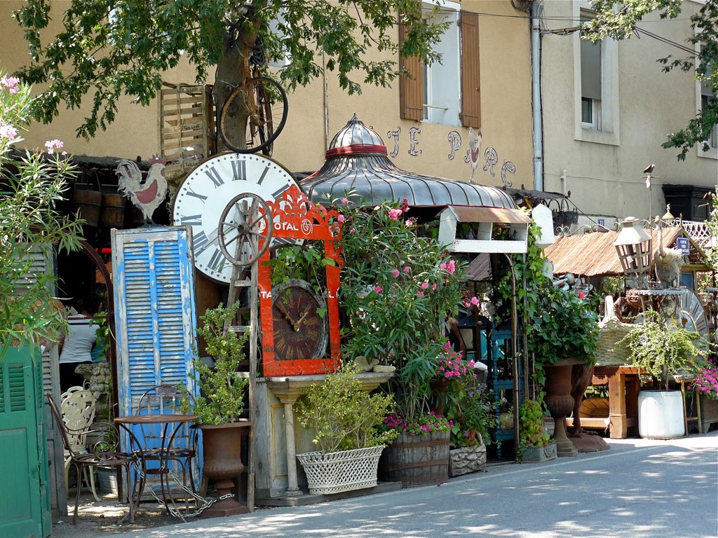 Antiques at L'Isle-sur-la-Sorgue market by Ibshadow