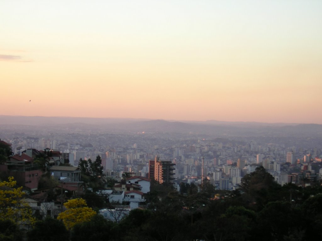 Belo Horizonte. Vista da Praça do Papa. by Eduardo L. Castro