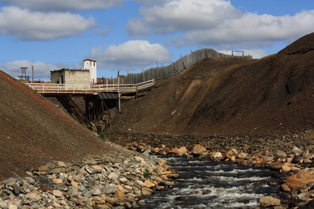 Røros, il fiume tra le montagne di scorie by vagod