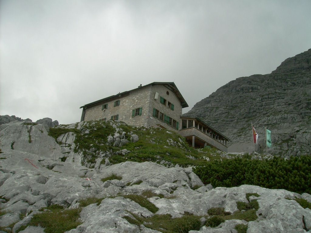 Von Schmidt-Zabirow-Hütte by Wolfgang Küfner