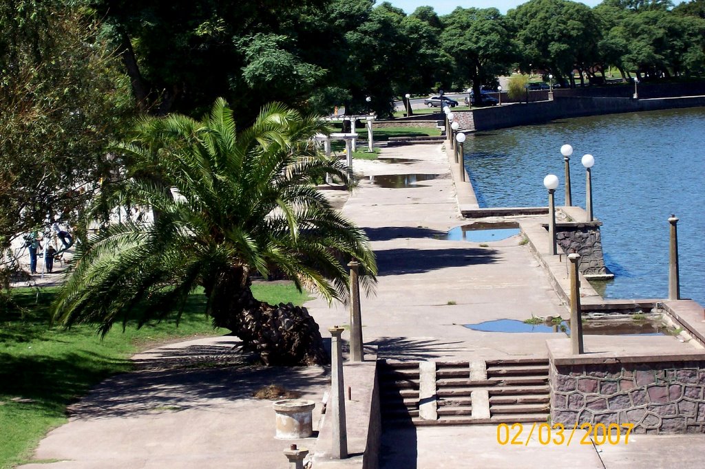 Zona de juegos en la costanera by D.A.W.