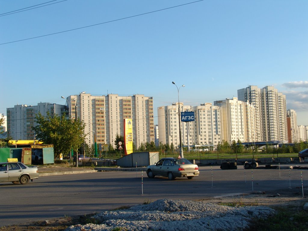 Площадка автошколы на ул. Перерва. На заднем плане дома по ул. Маршала Кожедуба by olgalexey