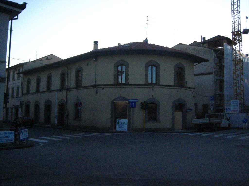 Il palazzo curvilineo che oblitera uno dei bastioni d'angolo delle mura '500, all'angolo tra via Salvagnoli e via Tinto da Battifolle. by Doc Wally