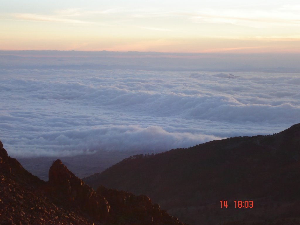 Vista del Atardecer desde El Pico de Orizaba by Arturo Parra