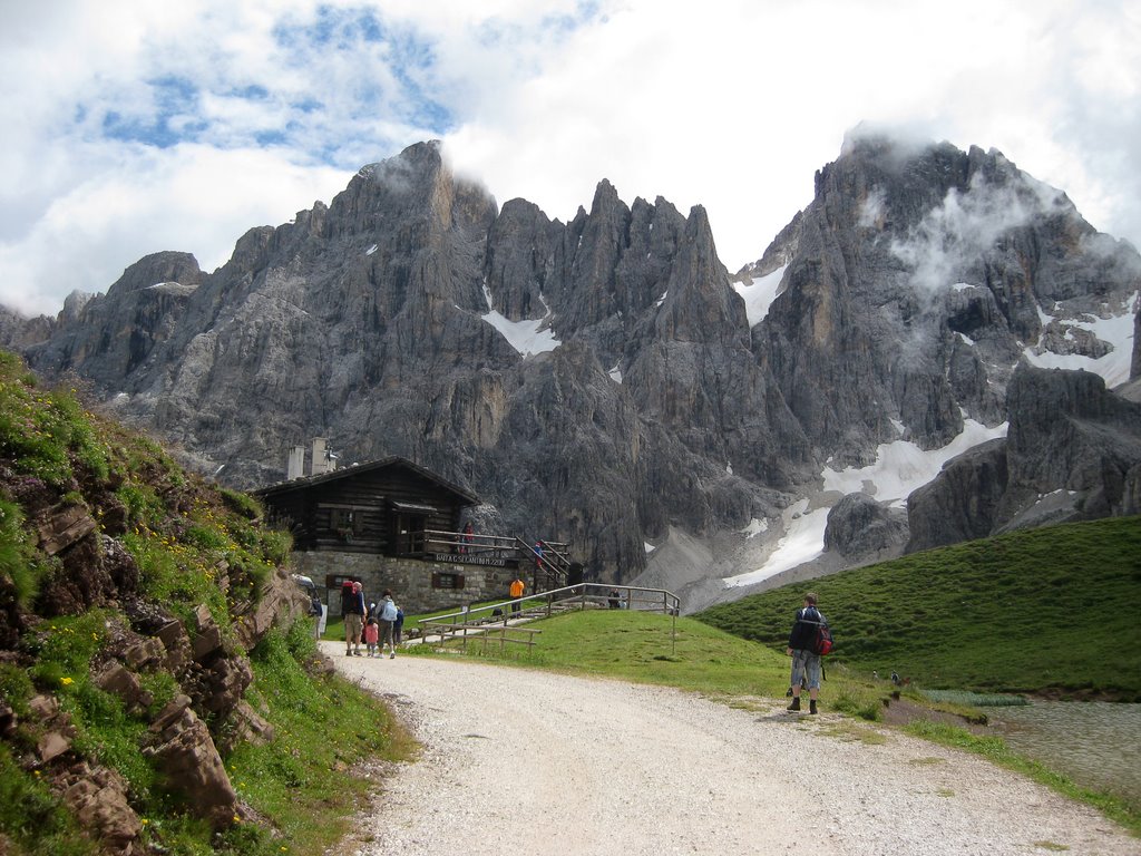 Le Pale di San Martino, Baita Segantini, Cimon della Pala e Cima Vezzana by Giovanni Malinverni