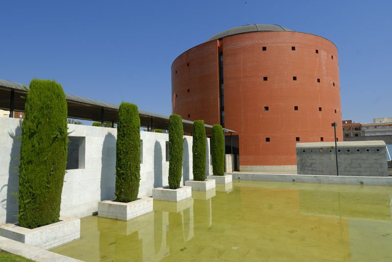 Vegas del Guadiana (capital provincia): Vista exterior del Museo Extremeño e Iberoamericano de Arte Contemporáneo (MEIAC), obra del arquitecto José Antonio Galea sobre una antigua cárcel by www.iberimage.com