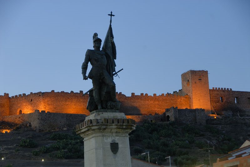 Vegas del Guadiana (district): Village of Medellín, square and sculpture of Hernán Cortés, night view by www.iberimage.com