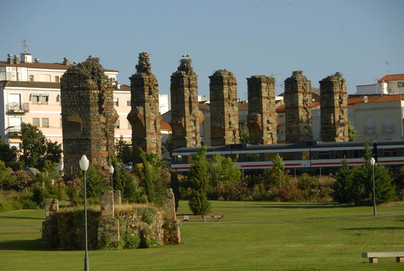 Vegas del Guadiana (district): The roman aqueduct "Los Milagros" over the Albarregas valley in the town of Mérida (declared World Heritage by the UNESCO) by www.iberimage.com