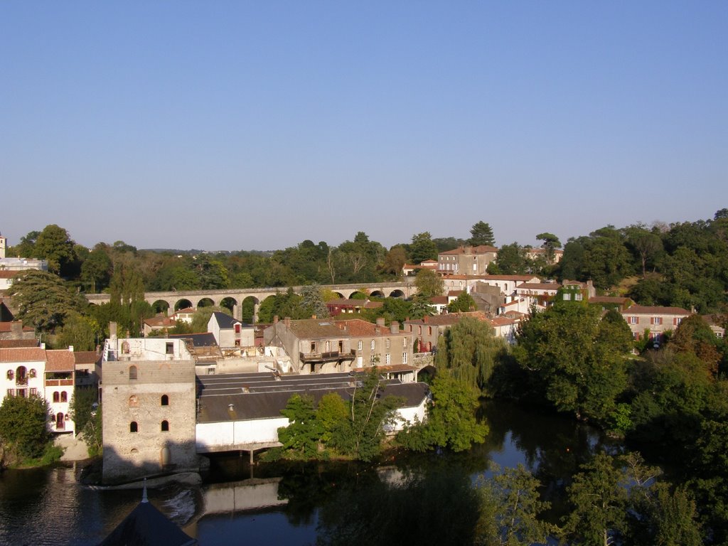 Viaduc enjambant la Moine (vue depuis le château) by julien4485