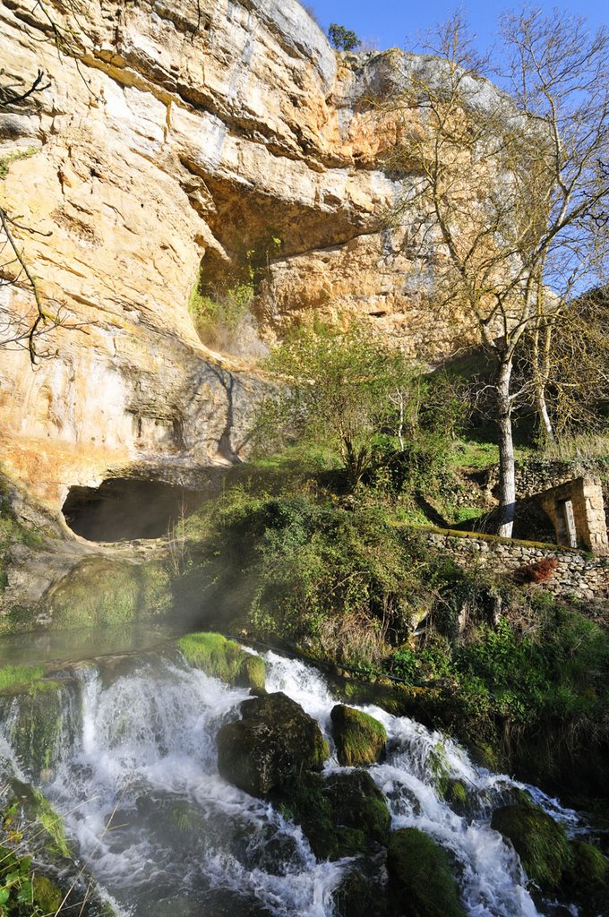 Las Merindades (comarca): El pueblo de Orbaneja del Castillo en el Cañón del río Ebro; cascada con las aguas que brotan de la cueva del Agua by www.iberimage.com