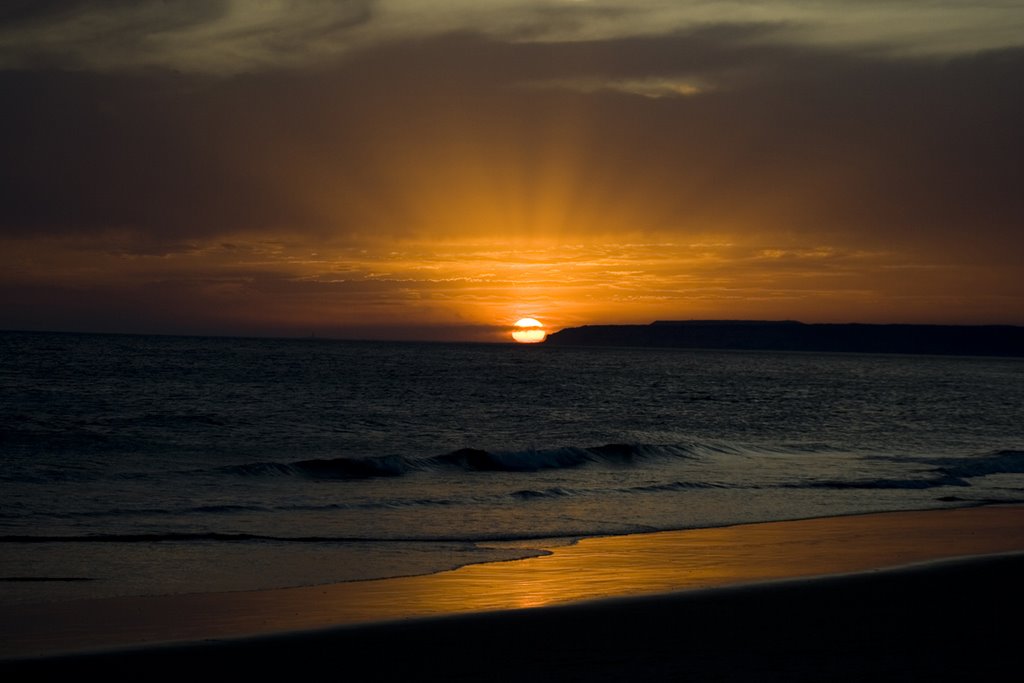 Rayos de Sol inundan la Playa by javierly