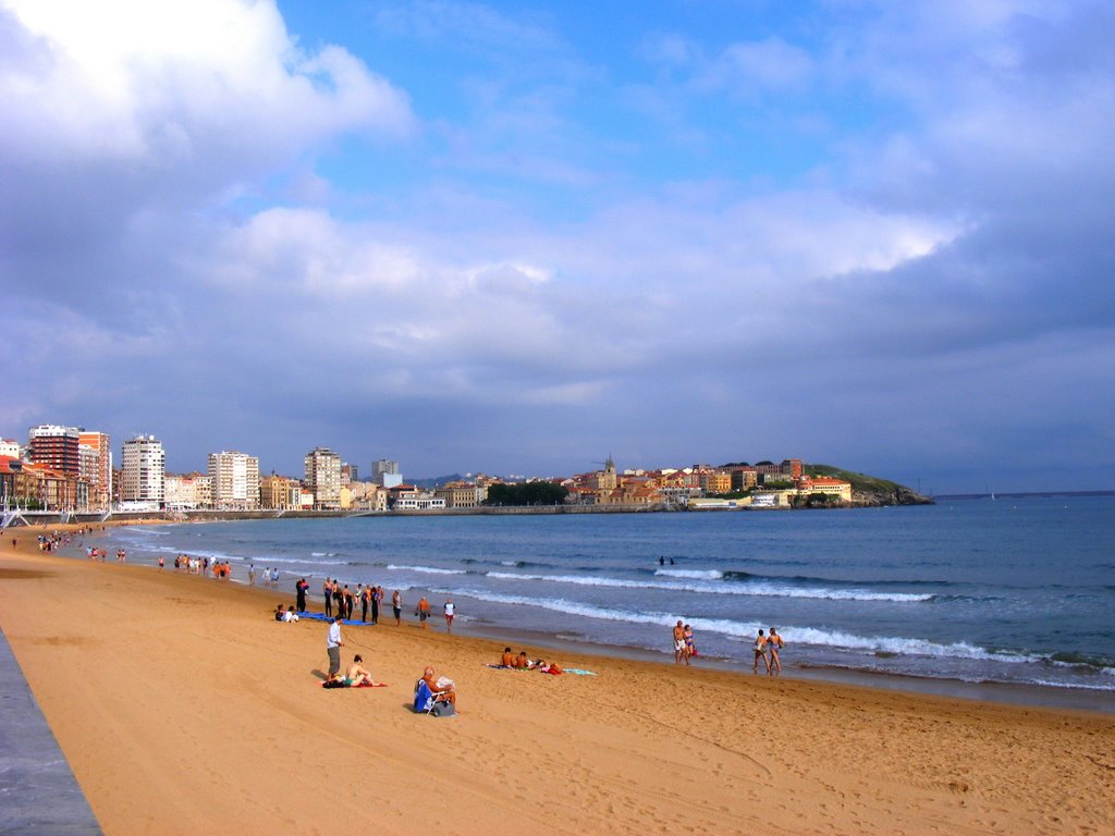 Playa de San Lorenzo y el Cerro de Santa Catalina, vista desde el P. Maritimo. Gijón, Asturias. by hilberg