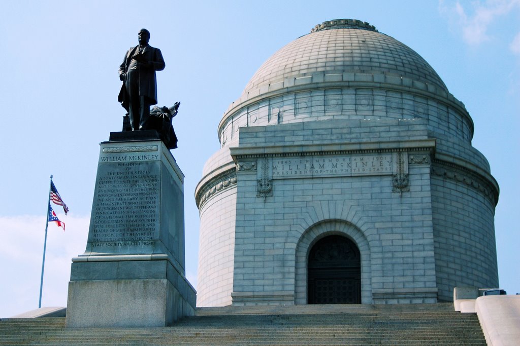 Front of Monument with Statue by InherentHorizon