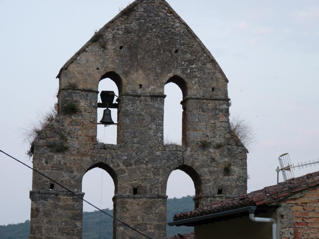 Frías. Iglesia de San Vitores. by robe