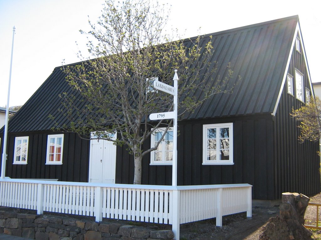 Laxdalshus - Maison ancienne en bois à Akureyri by Christophe HERBERT