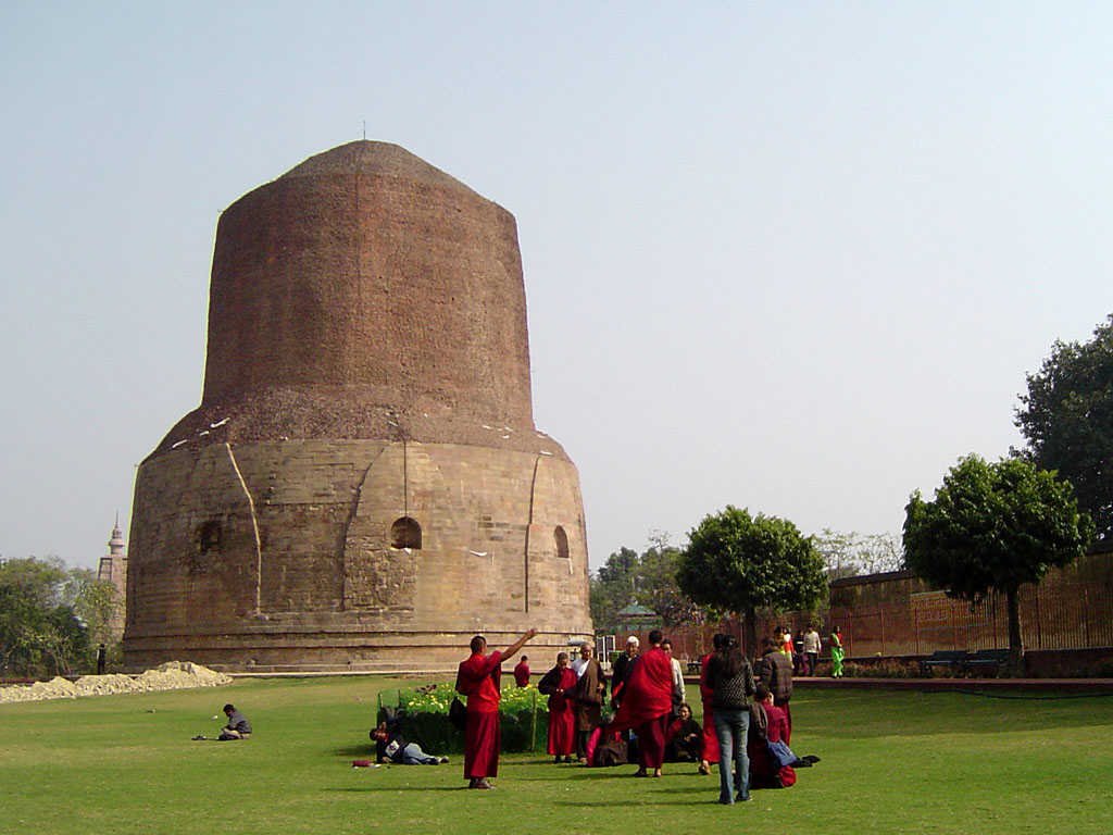 Inde, Le Dhâmek Stûpa de Sârnâth, tombeau de Bouddha prés de Varanasi by Roger-11