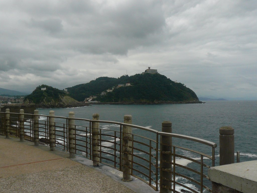 Monte Igueldo desde el Paseo Nuevo by antoine2007