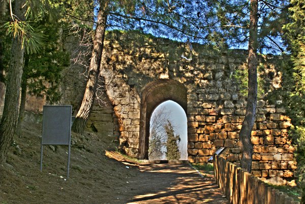 ARCO DE MURALLA. PARQUE DE LA MOTA by Jesus Parra Daza