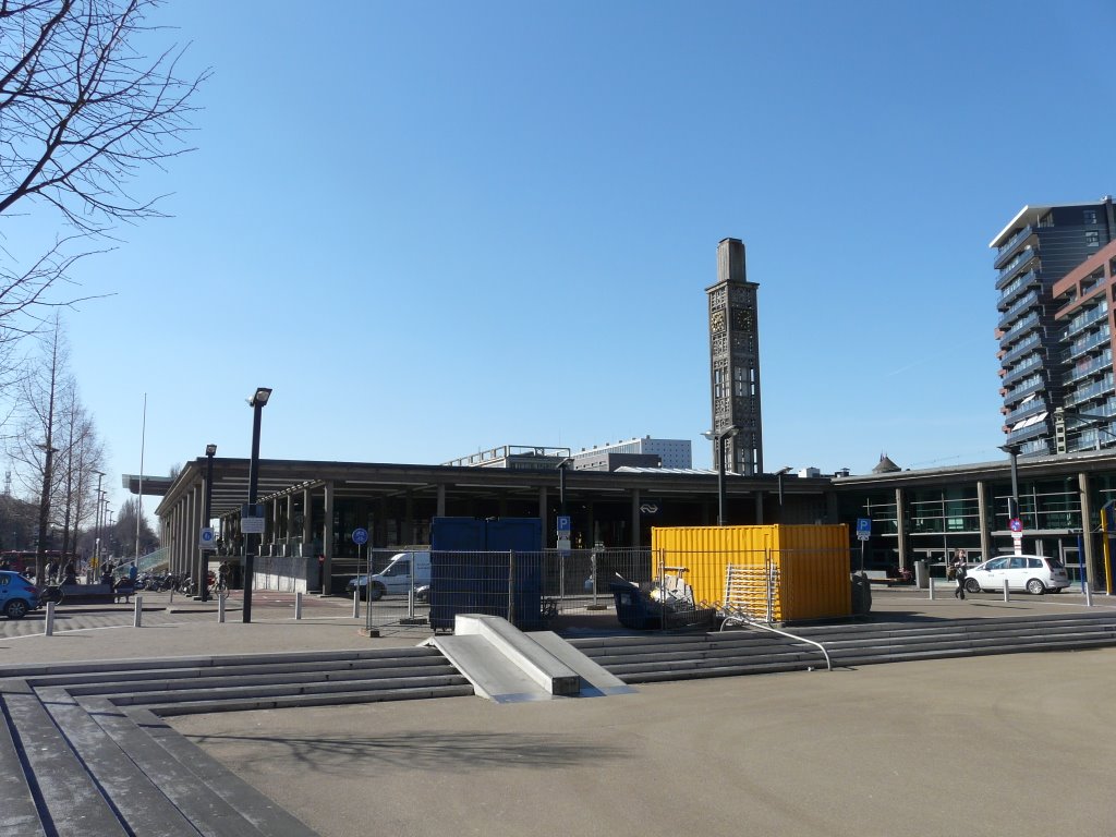 Het station van Enschede, zicht op noordwesten van het Stationsterrein-Oost by David Jimmink