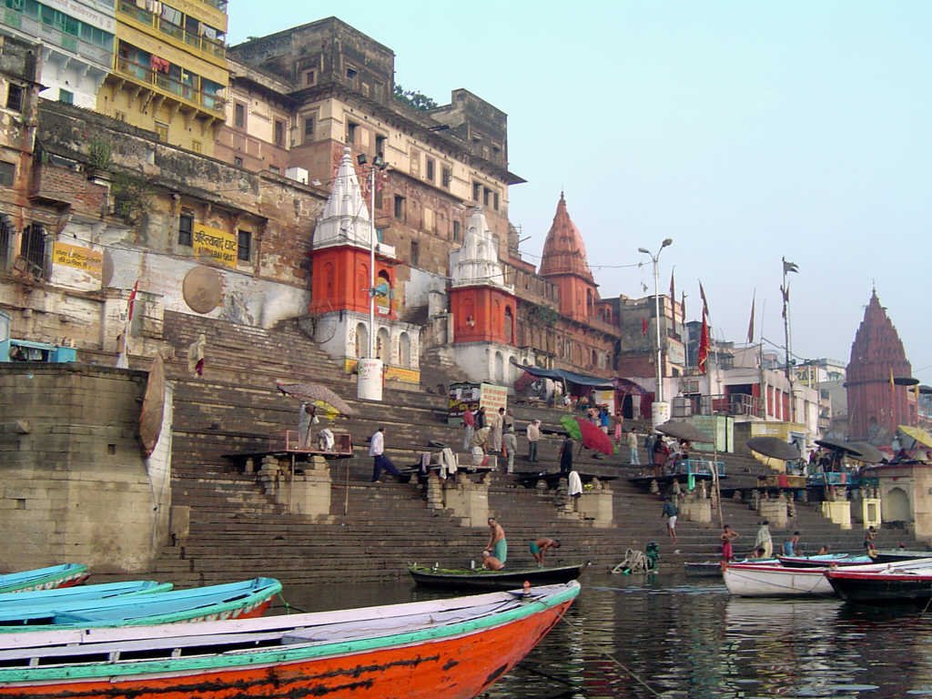 Inde, Varanasi le long du Gange les escaliers pour le bain purificateur ! à Varanasi ou Bénares by Roger Narbonne