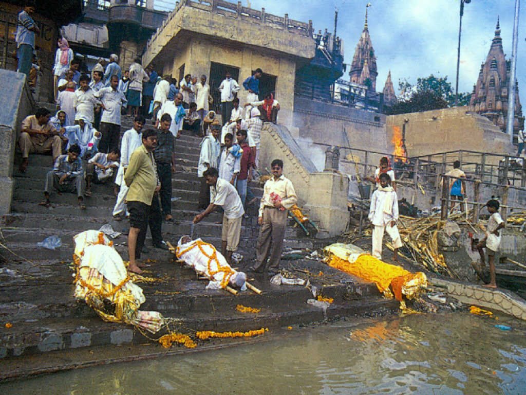 Inde, les cérémonies de crémations des corps à la chaine après avoir été purifiés par l'eau et le feu à Varanasi ou Bénares by Roger Narbonne