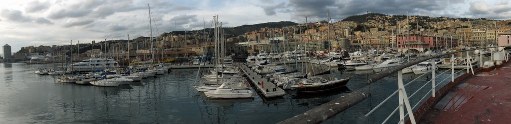 Panoramica dal Porto Antico verso Genova by monda73