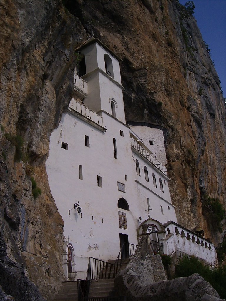 Górny Monaster Ostrog w Montenegro, lipiec 2006. by Zbigniew Rzemieniuk