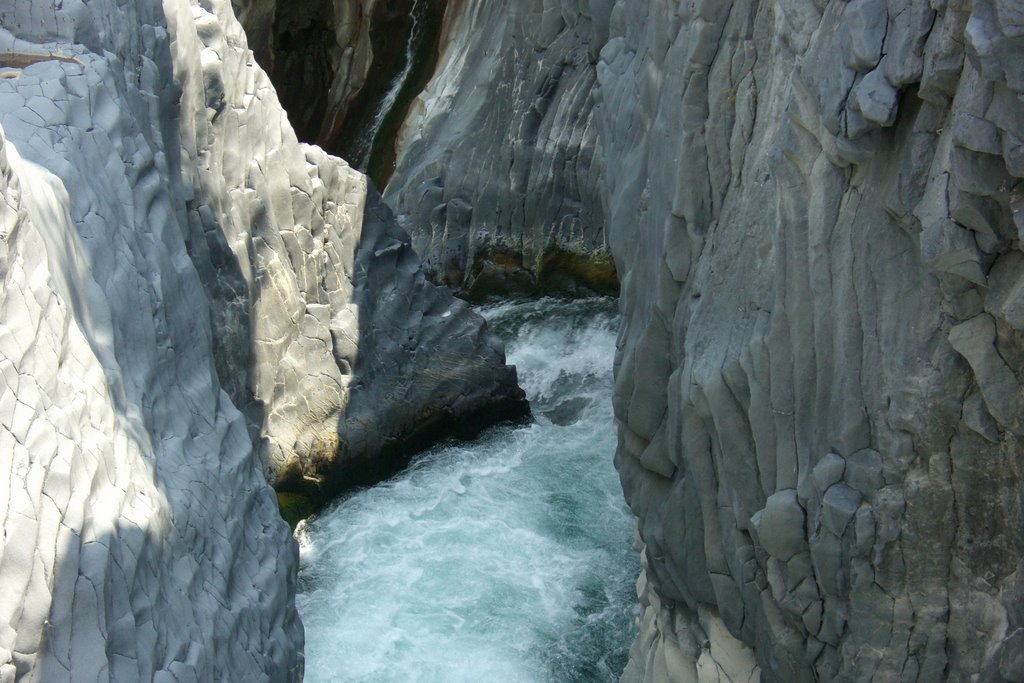 Gorges de l'Alcantara, Sicile by Claire Ruffin