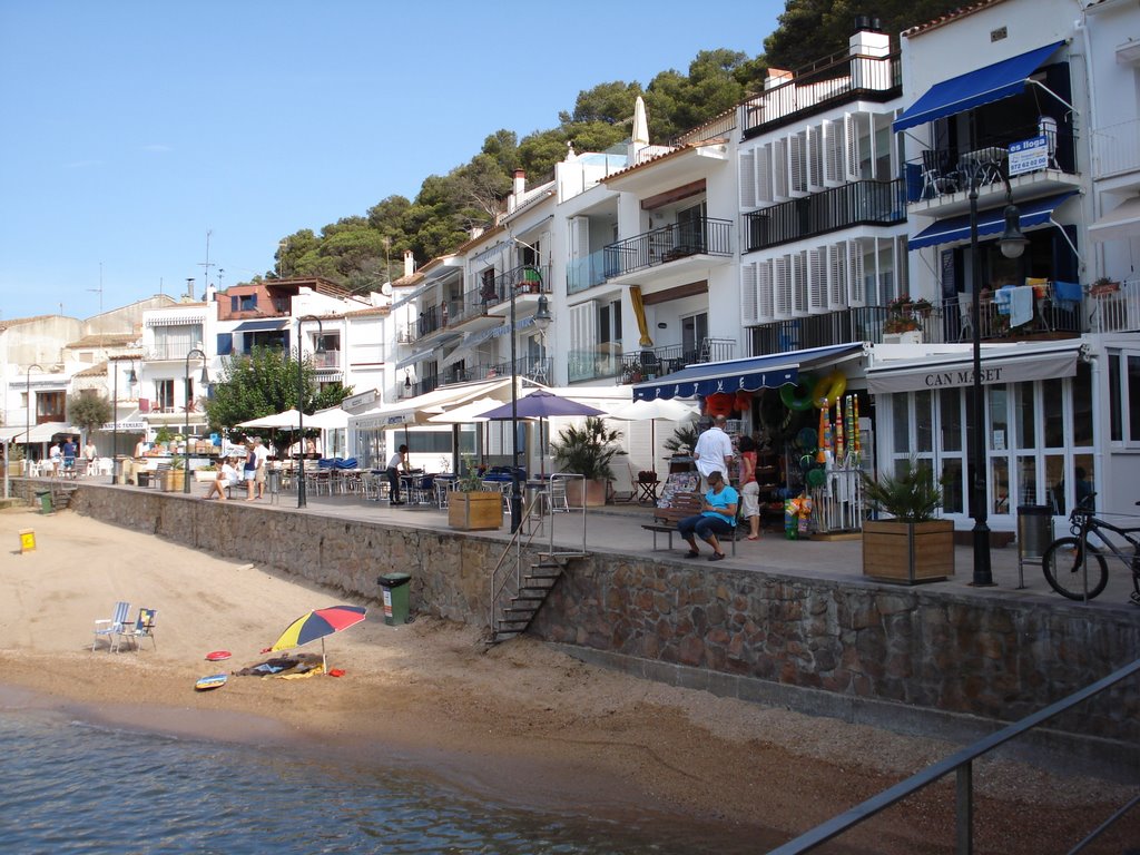 Tiendas y restaurants en paseo del mar,tamariu agosto 2009. by ROBERT MORANCHO