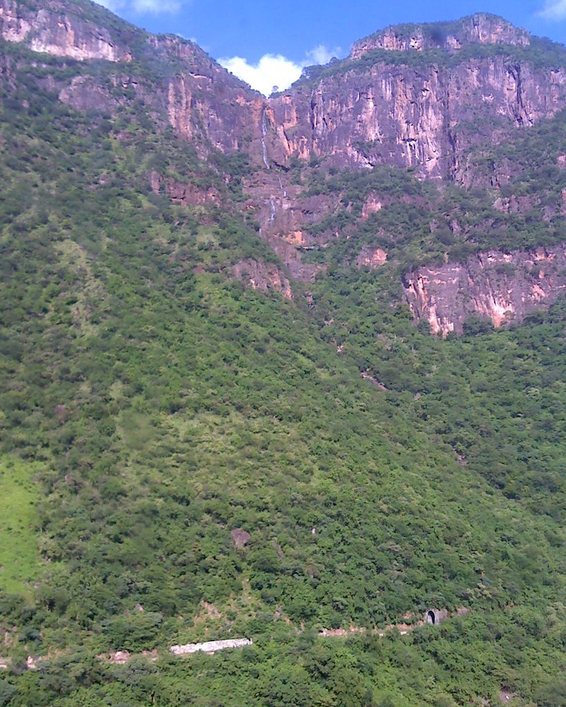 Cascada Y Abajo Un Tunel De El Chepe by VAAM