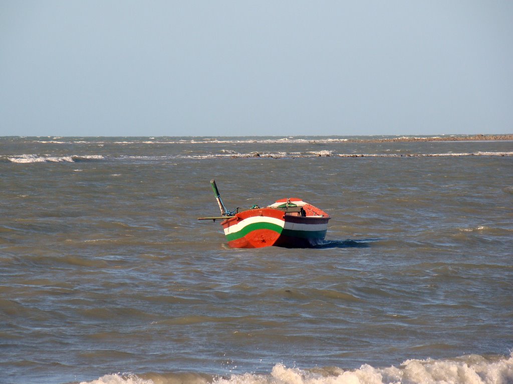 Canoa na Praia do Coqueiro by Helder Fontenele