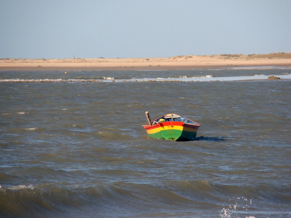 Canoa na Praia do Coqueiro by Helder Fontenele