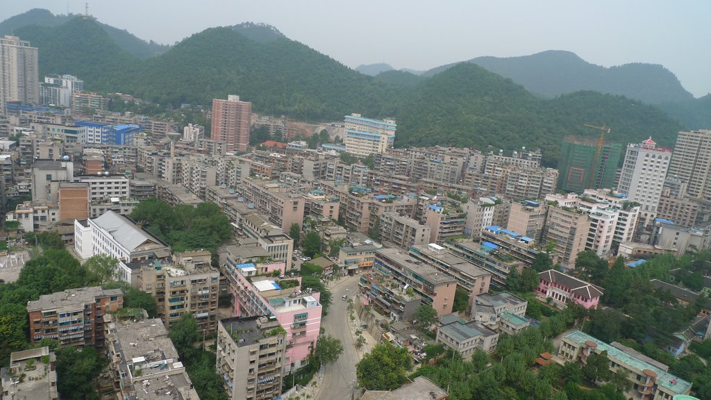 从贵州饭店往西远眺贵阳市黔岭山黔岭公园 by y.y.1st