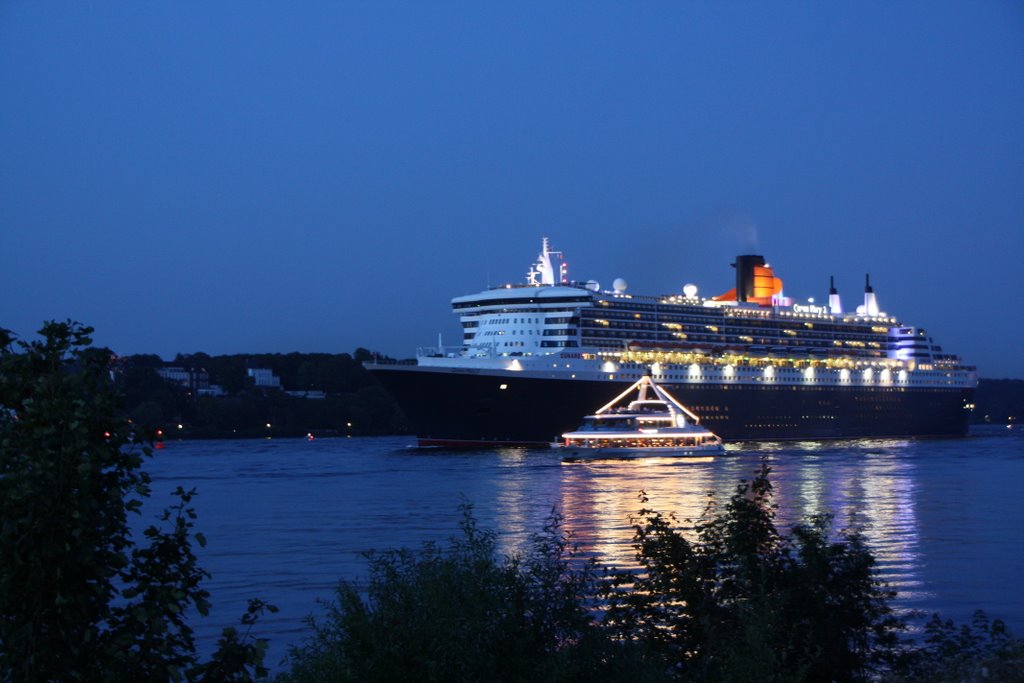 QM2 - Teufelsbrück by Birgit Thomas