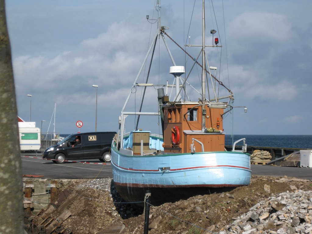 Ballen Hafen by karmamoon