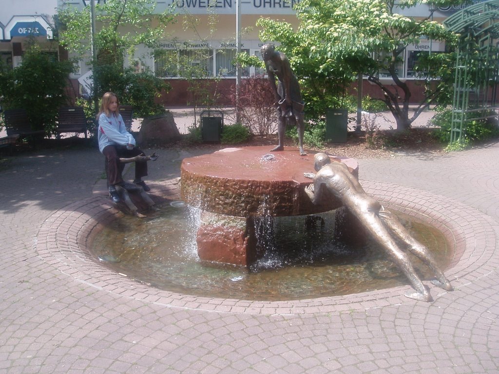 Brunnen (Wasser und Mensch) am Lindenplatz by big-lens