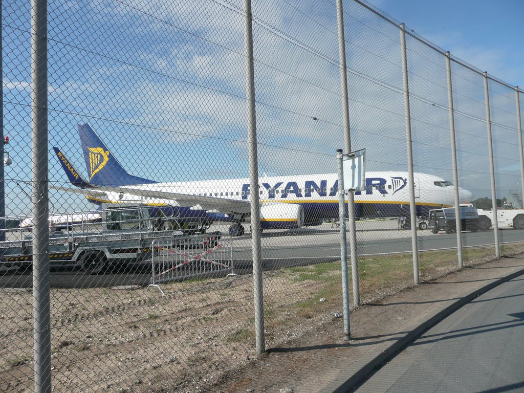 Weeze, Airport, Ryanair by Jan Lalkens