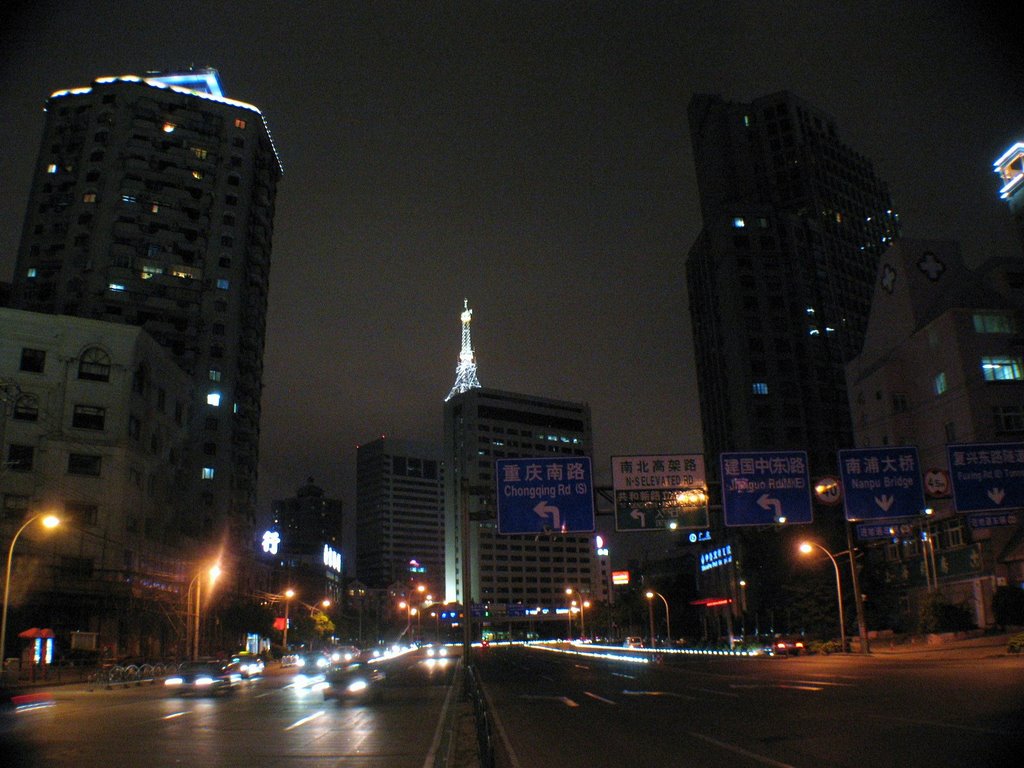 上海市盧灣區在徐家匯路上通過南北高路口前的風景 by 竹金