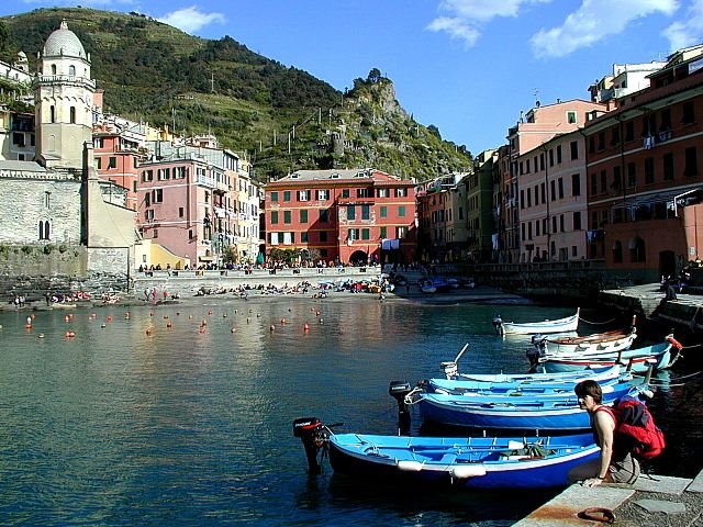 Vernazza harbour by Vid Pogačnik