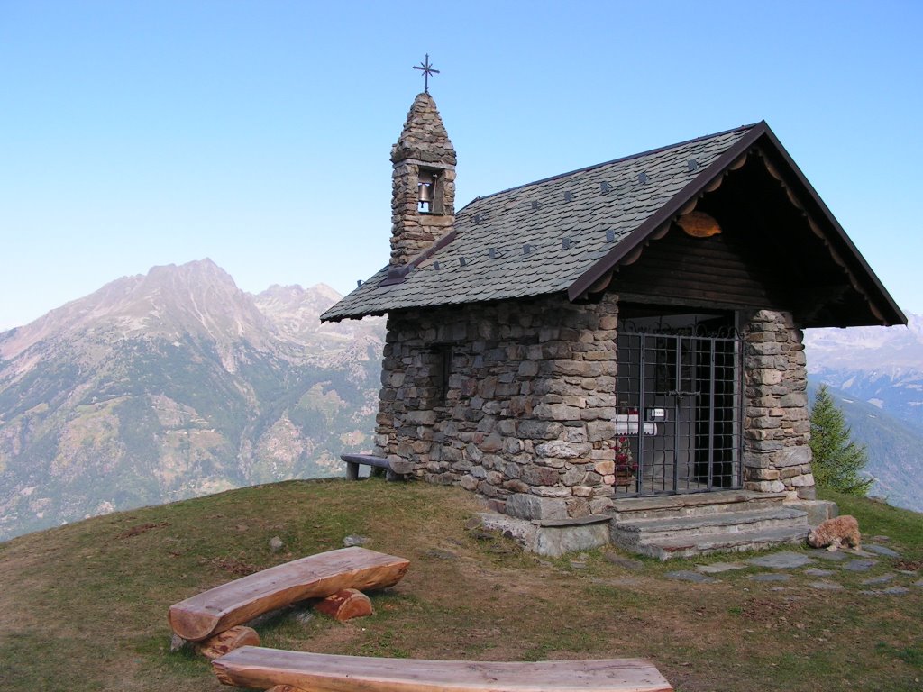 2009 TOVO SANT'AGATA: Malga "La Mota" Cappelletta e sullo sfondo il Monte Massuccio by Foppoli Roberto