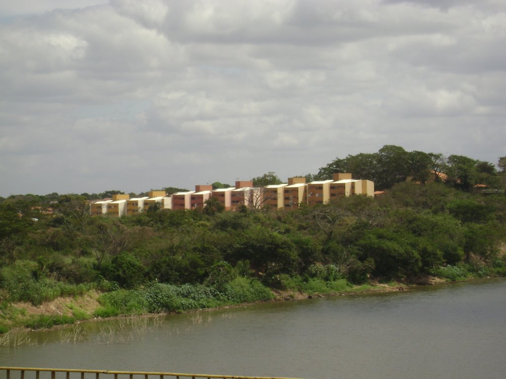 Residencial Colinas do Poty, residência do Fumaça, com seu verde exuberante, Teresina-PI, Brasil by Adalto Araújo