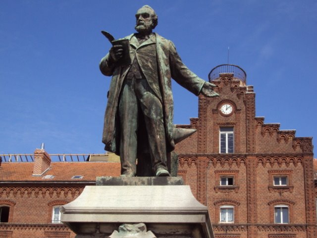 Guise, familistère Godin (statue Jean-Baptiste André Godin 1817-1888) by efvw