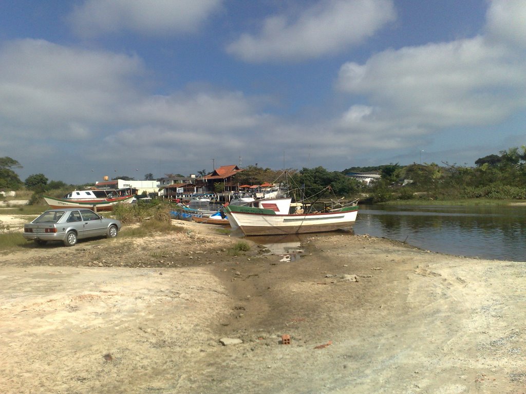 BARCOS ATRÁS DA VILA DOS PESCADORES by kuchenny