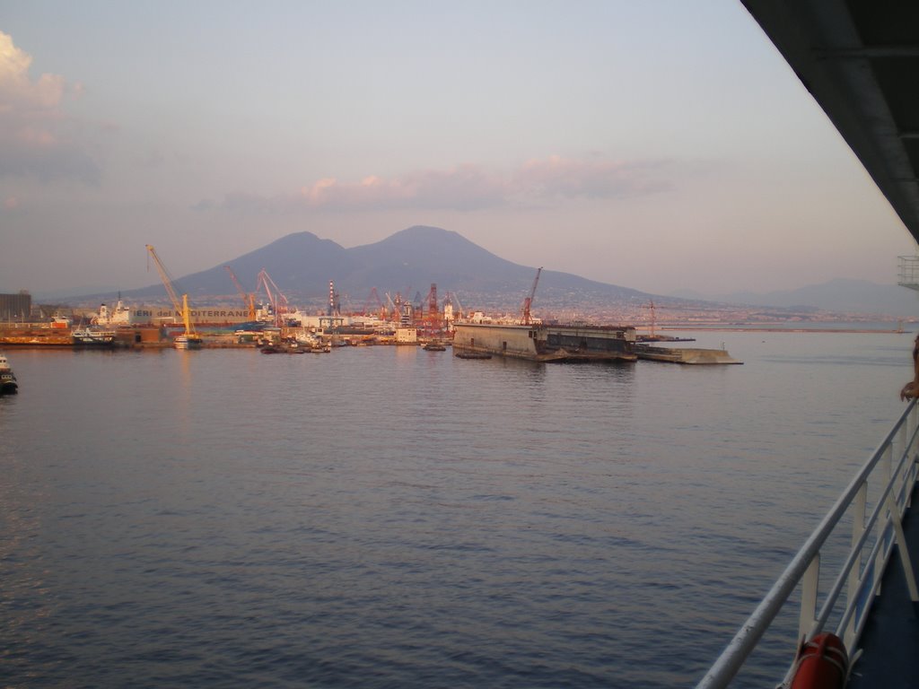 Porto di Napoli con vista Vesuvio by ilviaggiatore