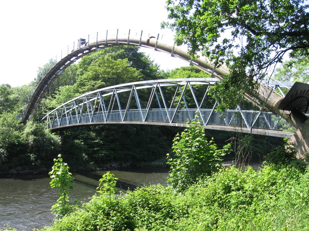 Bridge crossing Taff river behind railway station by mannetjes