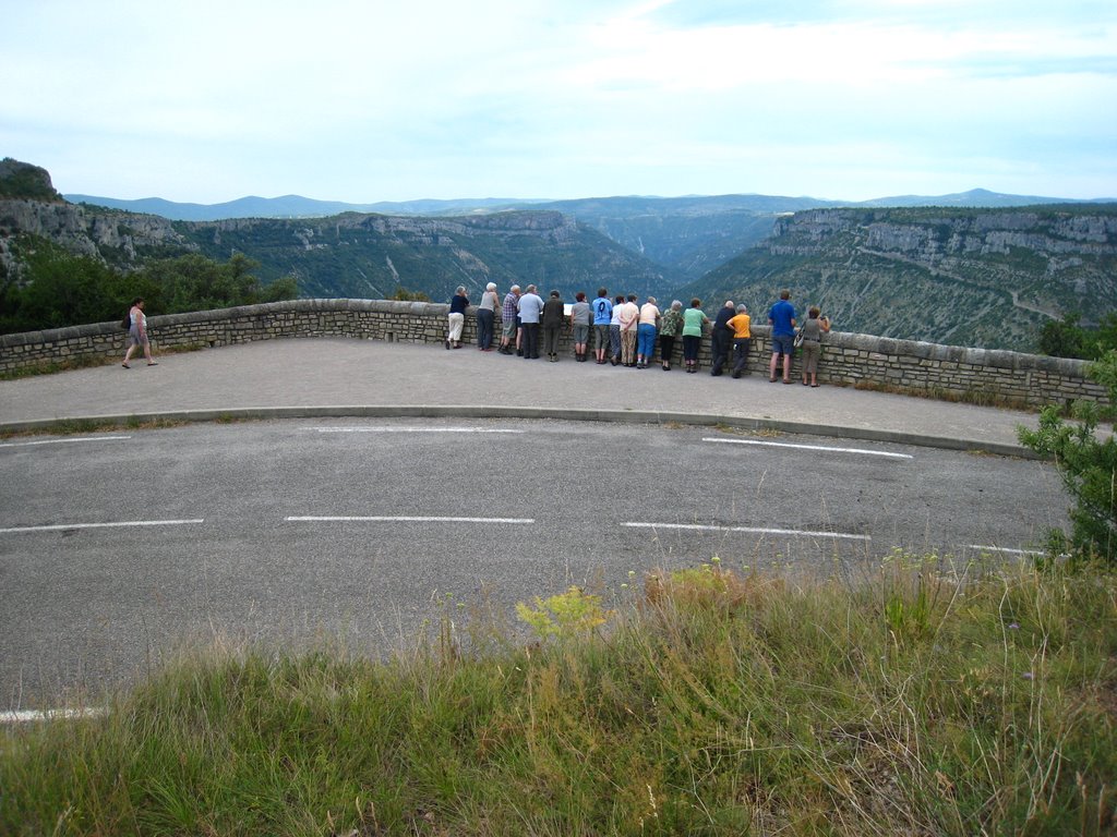 Des touristes regardans la vallée en bas by qwertz